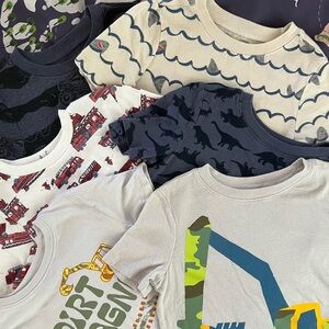 6 boys Old Navy t-shirts